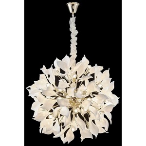 Изображение товара Подвесная люстра Wertmark Miranda WE123.40.303 с белыми лепестками