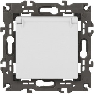 Изображение товара Розетка встраиваемая с заземлением, шторками и крышкой (белый матовый) ЭРА 14-2103-01М