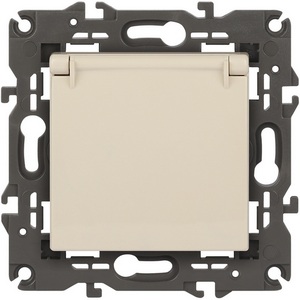 Изображение товара Розетка встраиваемая с заземлением, шторками и крышкой (слоновая кость) ЭРА 14-2103-02