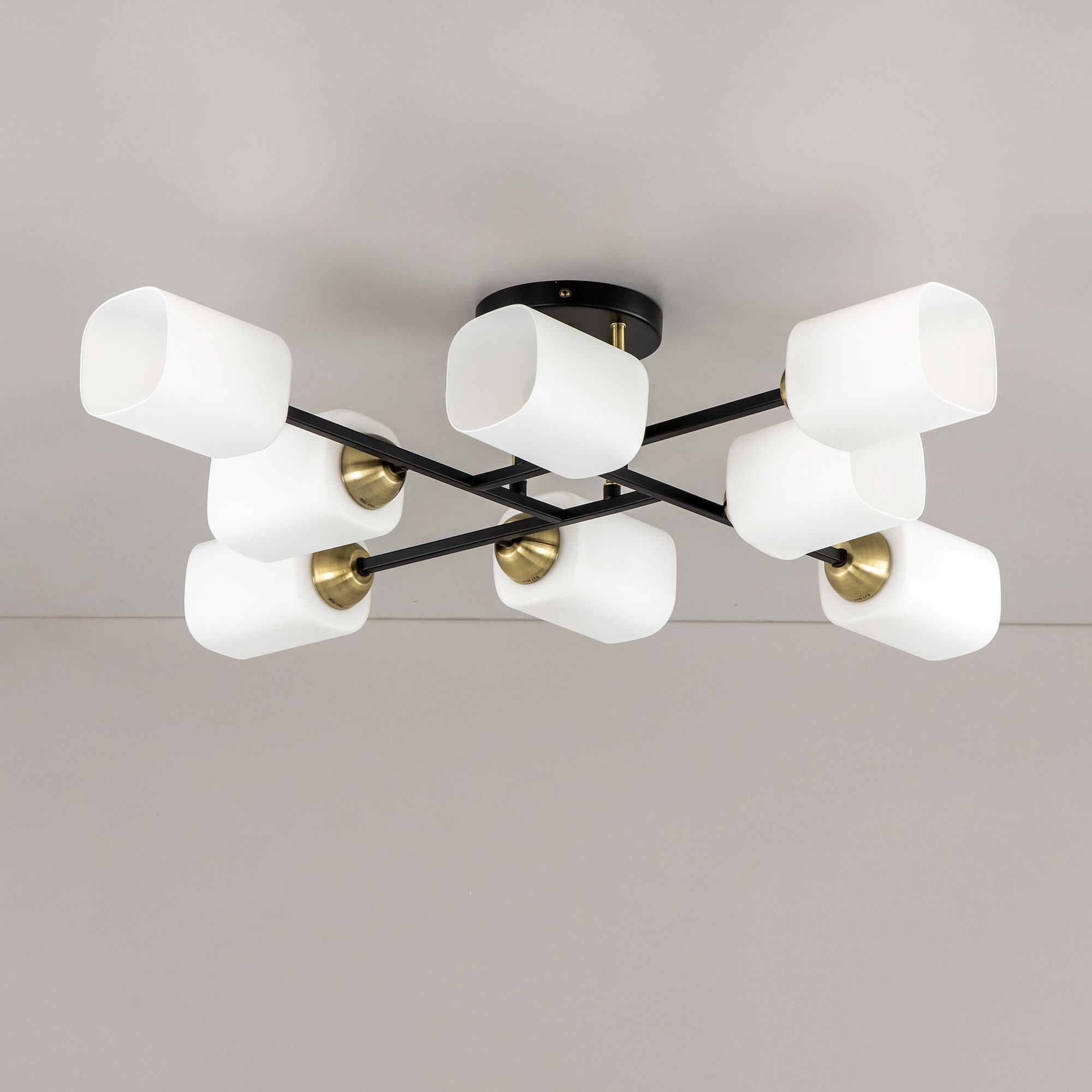 Изображение товара Потолочная люстра Citilux Генри CL130285 с 8 плафонами E27 под 600W