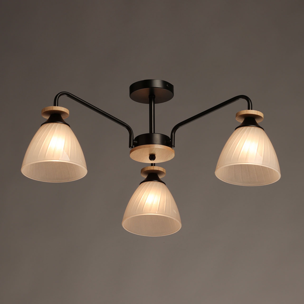 Изображение товара Потолочная люстра на штанге De City Дэла 635018003 с матовыми плафонами и современным дизайном