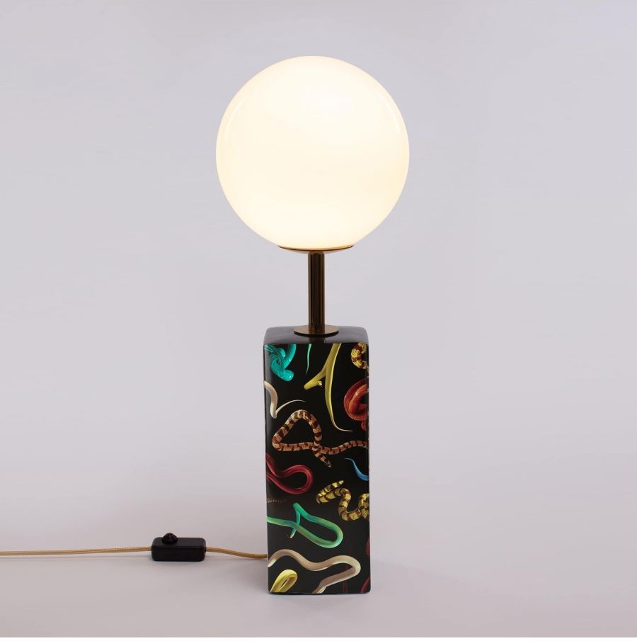 Изображение товара Настольная лампа с выключателем Seletti Toiletpaper Lamp 15250 в форме шара