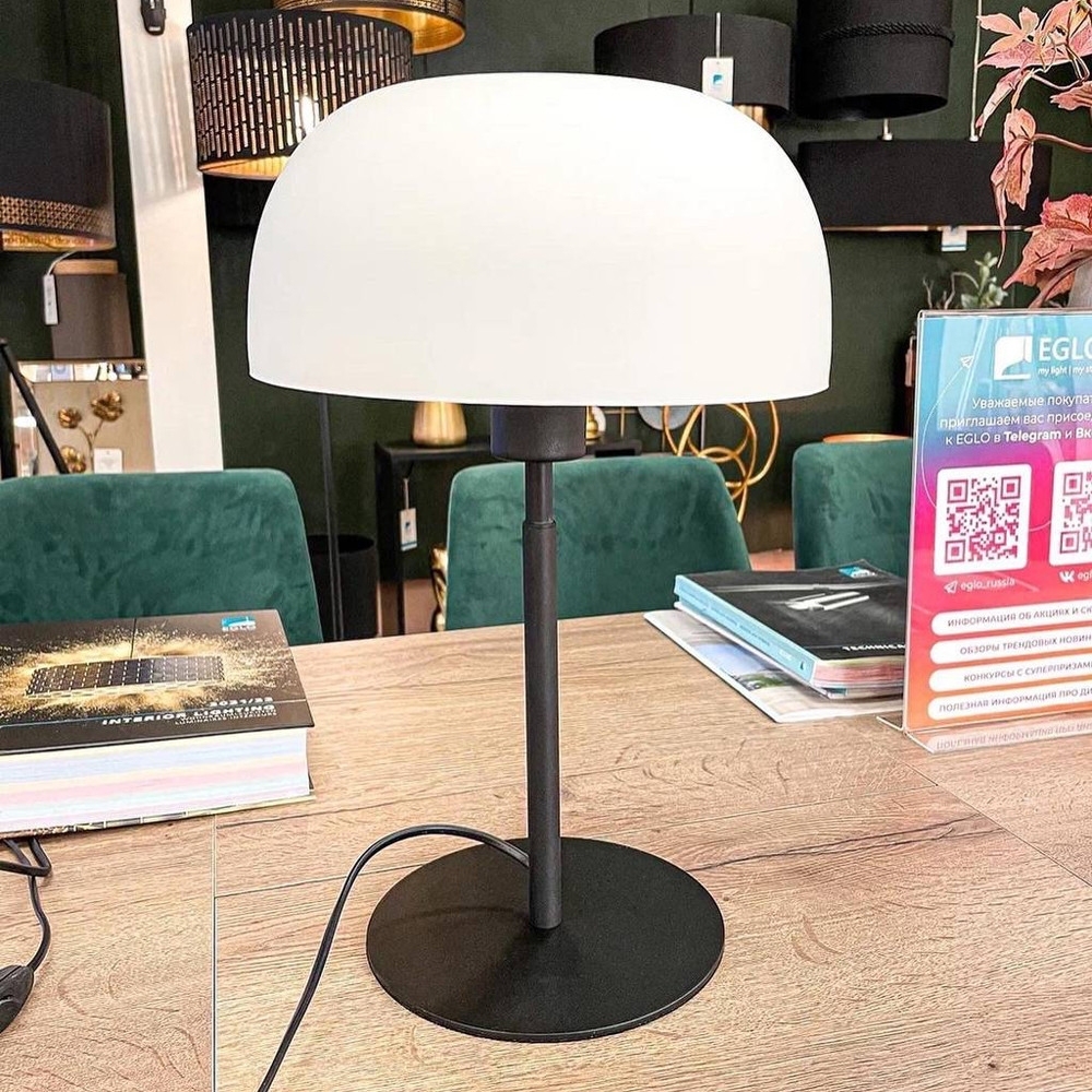 Изображение товара Настольная лампа Eglo Solo 2 900142 в стиле модерн с стеклянным плафоном и металлокаркасом