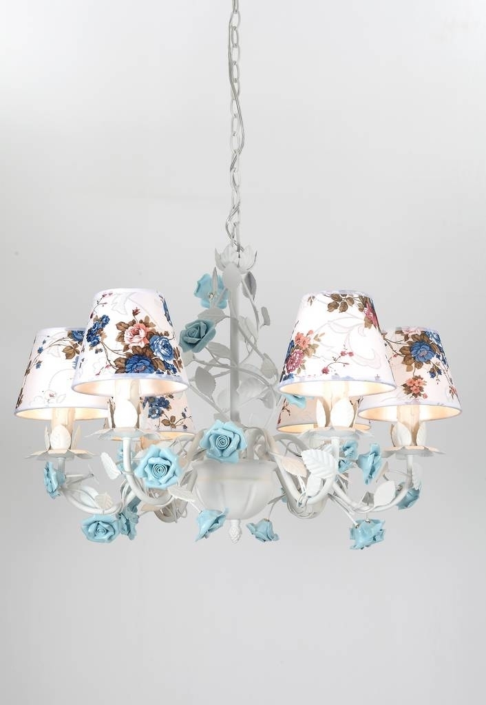 Изображение товара Подвесная люстра Lucia Tucci Fiori di rose 108.6 с тканевым абажуром и керамическими элементами
