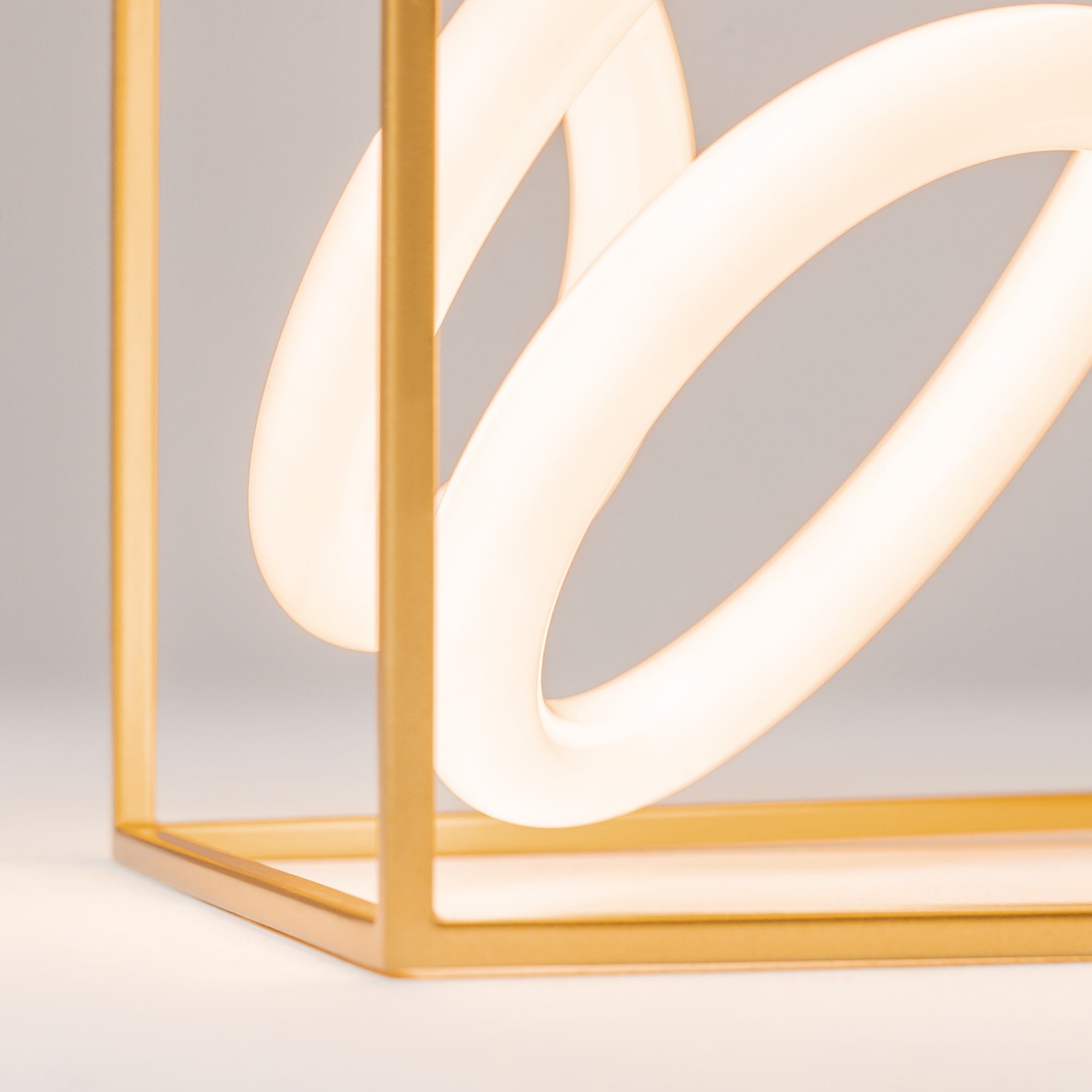 Изображение товара Настольная лампа светодиодная Maytoni Membrane MOD345TL-L11BS3K форма куба