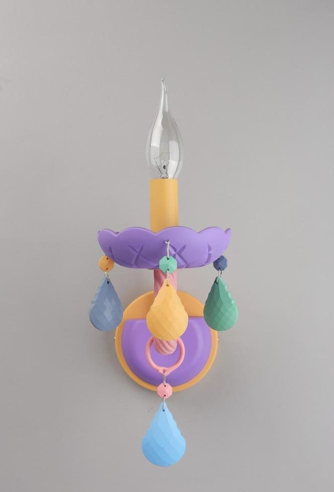 Изображение товара Бра с цветным плафоном для детской Omnilux Cavaglia OML-65801-01 в виде свечи с подвесками