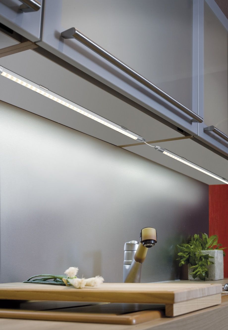 кухонная светодиодная подсветка под навесные шкафы