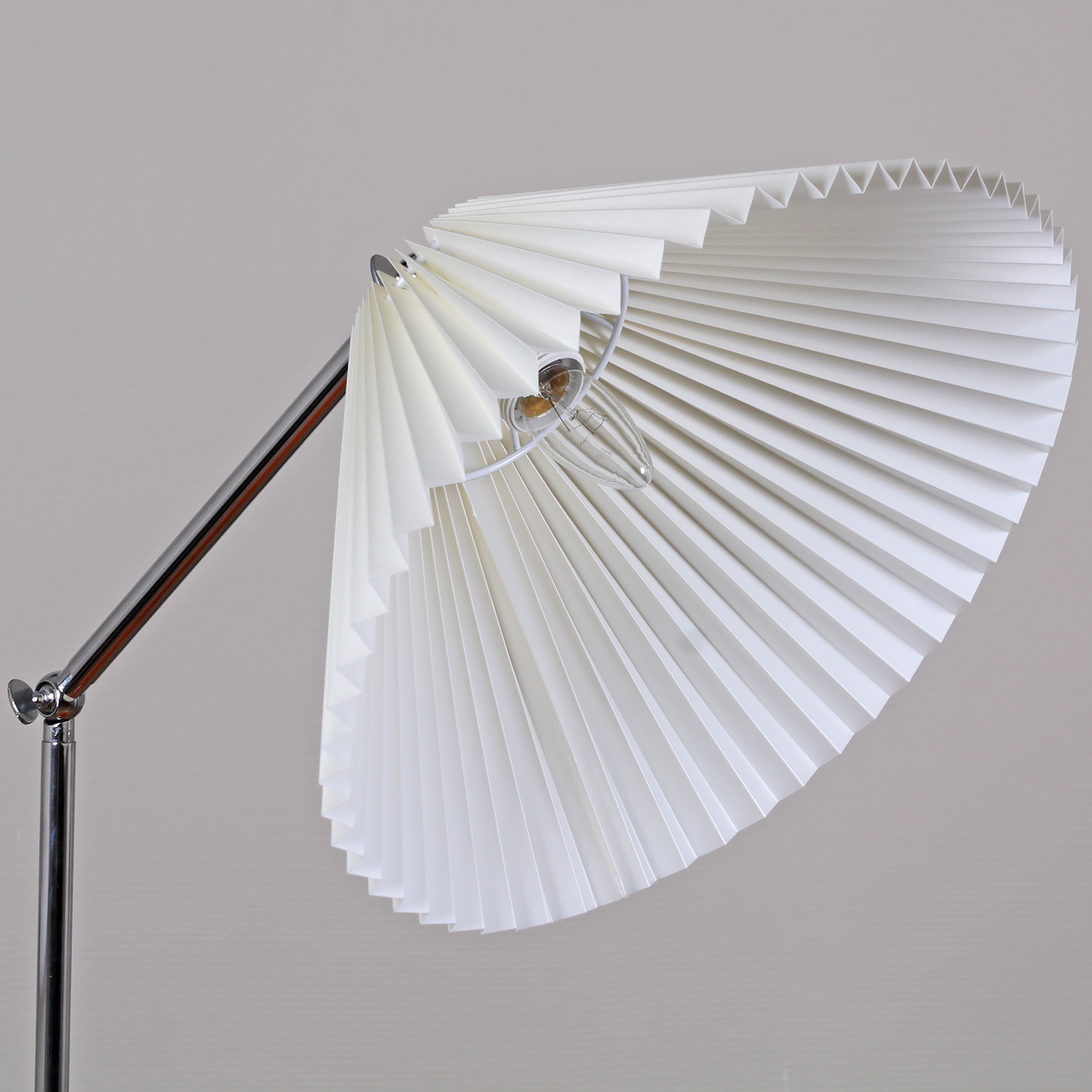 Изображение товара Торшер на треноге со столиком Reluce 02226-0.6-01 WH классический белый