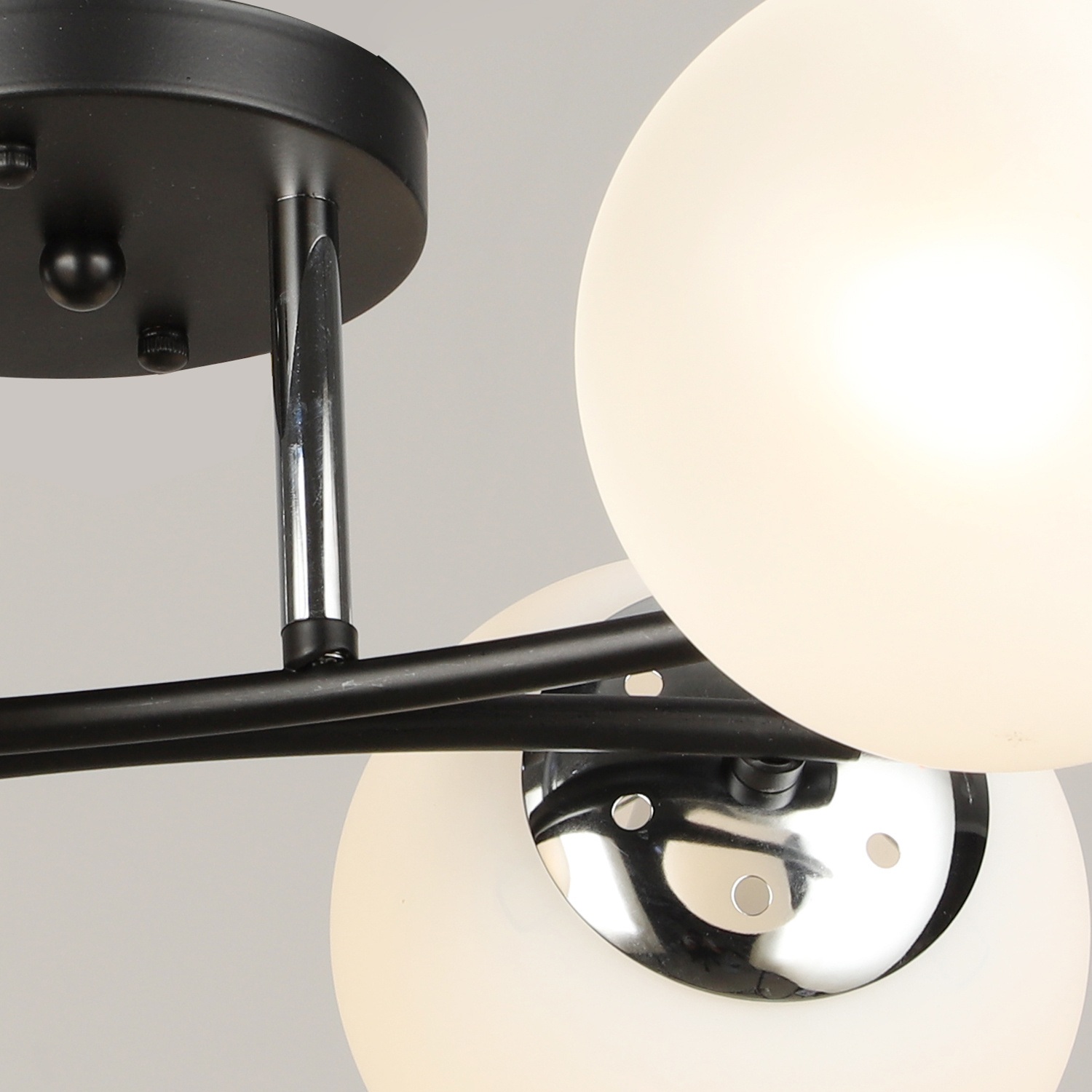 Изображение товара Потолочная люстра Reluce 02318-0.3-04 BK+CH на штанге в форме шара