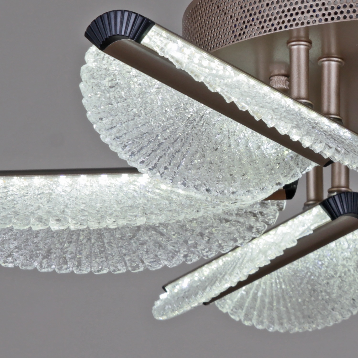 Изображение товара Потолочная светодиодная люстра Reluce 00490-0.3-06S champagne silver с пультом и ночным режимом