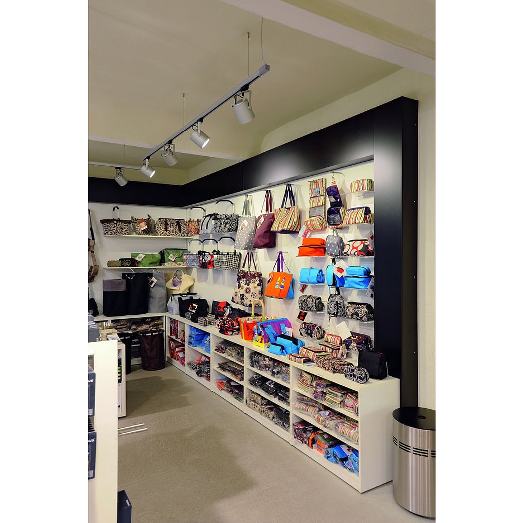 Track display. Track display. Настенный скрытый рельс радуга -лик. Rail hanger. Трековое освещение в интерьере.