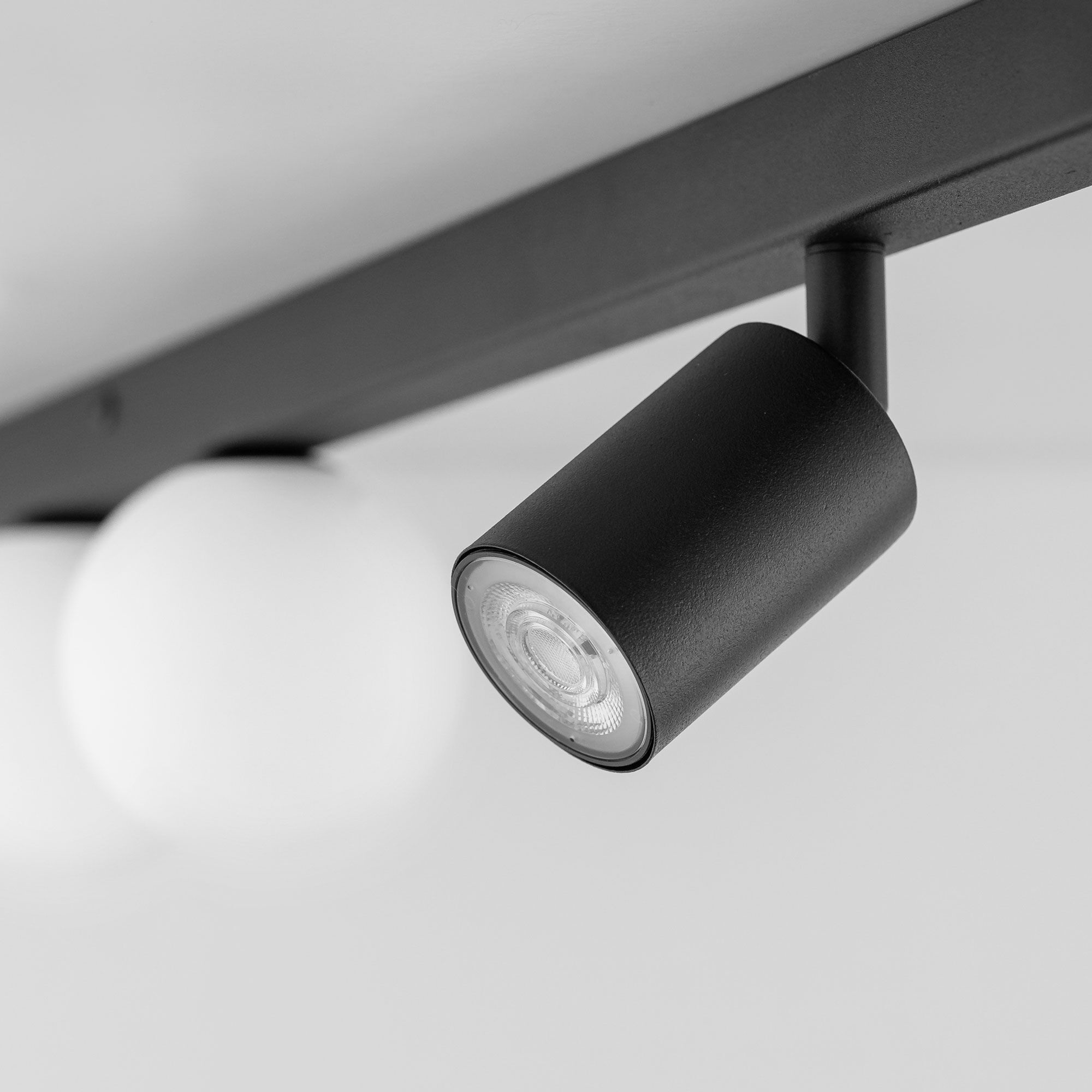 Изображение товара Настенно-потолочный светильник TK Lighting Vox 10002 в форме шара с четырьмя плафонами